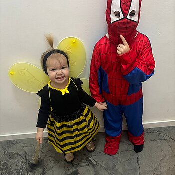 Pcelica leti na svoje prve maškare uz pratnju brace superjunaka da ju štiti