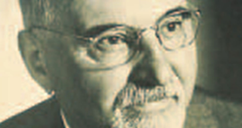 Krupni plan muškog lica, prikazujući njegove oči, naočale te dio nosa i usta.