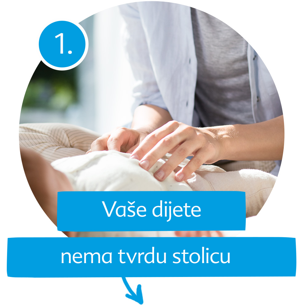 Osoba se brine o bebi, s fokusom na područje bebinih pelena.