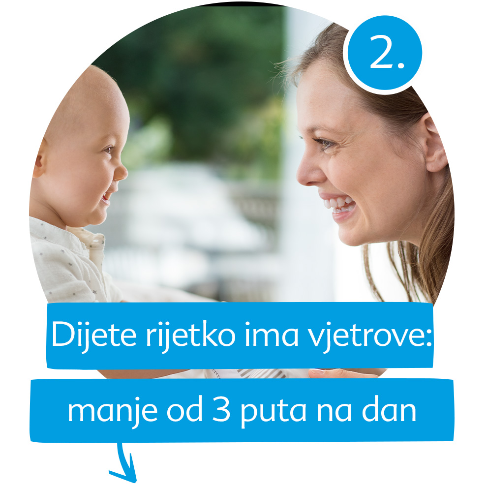 Žena i beba se gledaju, a ispod njih je plavi transparent s tekstom na stranom jeziku.