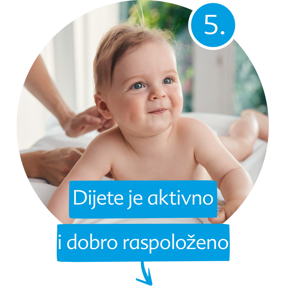 Bebu njeguje osoba, s plavim transparentom s tekstom na stranom jeziku.