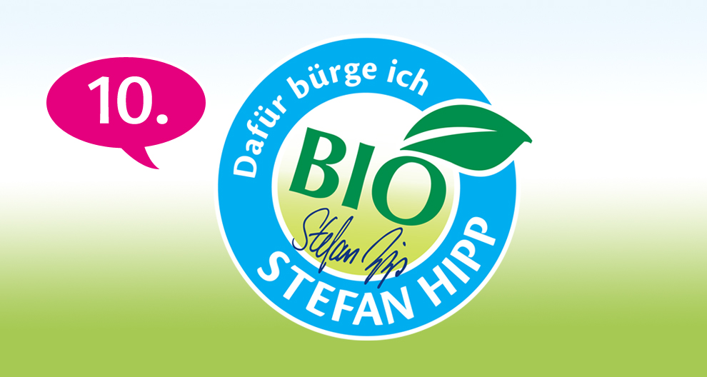 Plavi kružni logotip s riječju 'BIO' u sredini, popraćen zelenim listom, smješten je na gradijentnoj pozadini koja prelazi iz svijetlozelene u tamnozelenu. Lijevo od logotipa nalazi se ružičasti govorni balon s brojem '10' unutra.
