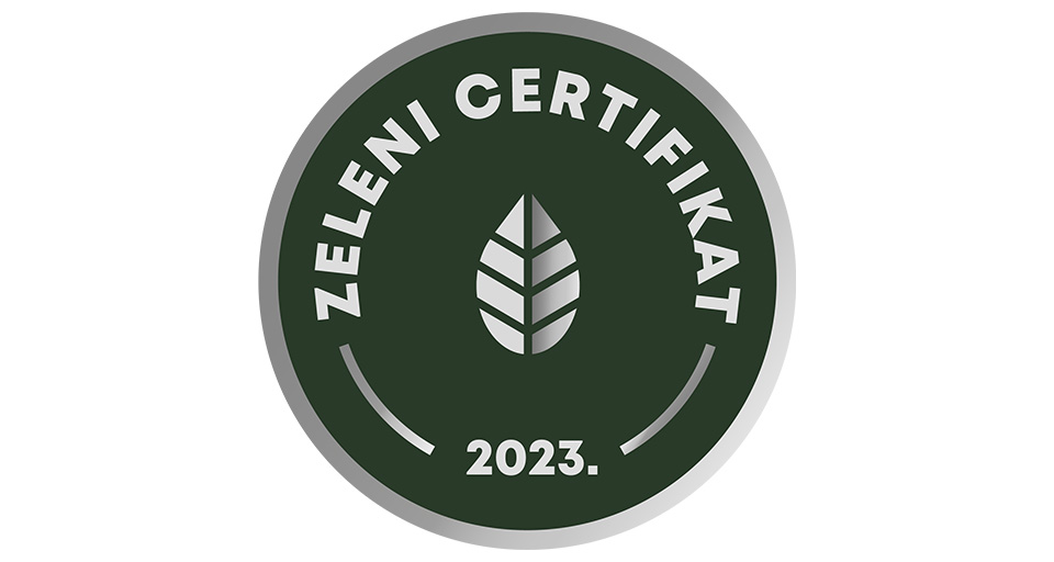Zeleni okrugli pečat s bijelim stiliziranim listom u sredini, okružen tekstom "ZELNI CERTIFIKAT" i godinom "2023".