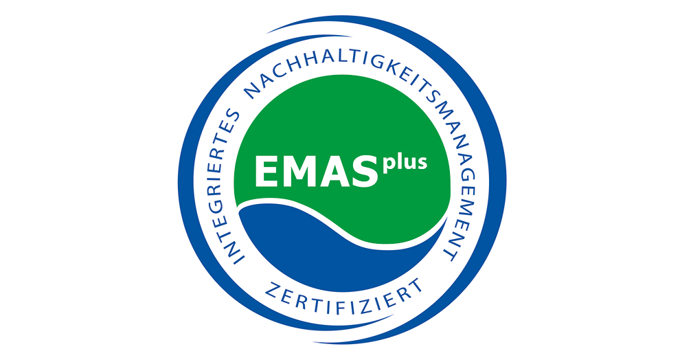 Kružni pečat s tekstom "EMAS plus" u sredini, okružen njemačkim tekstom.