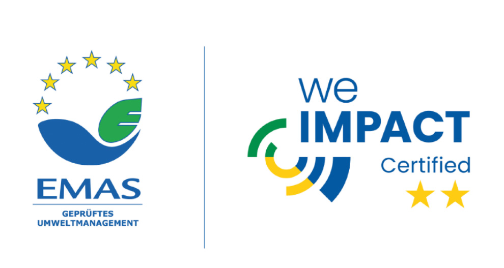 Dva logotipa: jedan predstavlja Europski sustav ocjenjivanja sustava upravljanja (EMAS), a drugi označava status We Impact Certified.