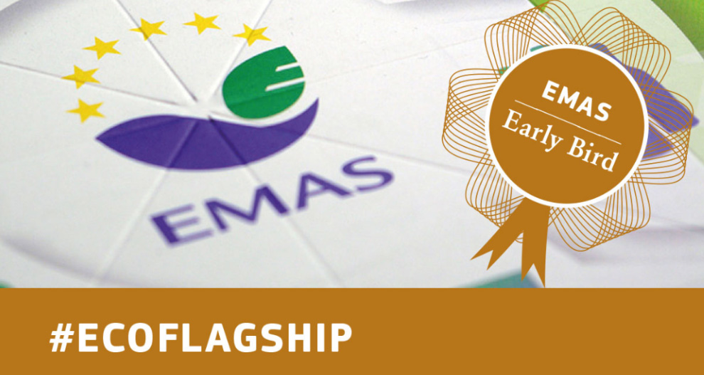 Logotip EMAS-a sa stiliziranim listom i krugom zvijezda, uz značku na kojoj piše 'EMAS Early Bird' i hashtag '#ECOFLAGSHIP'.