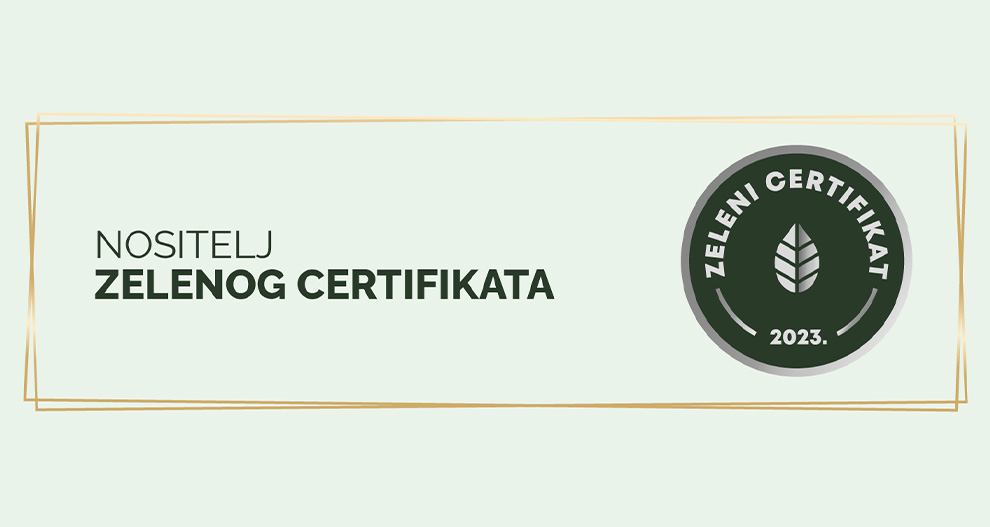 Bijeli pravokutni okvir s tekstom "NOSITELJ ZELENOG CERTIFIKATA" na lijevoj strani i kružni zeleni amblem s tekstom "ZELENI CERTIFIKAT" i godinom "2023" na desnoj strani.