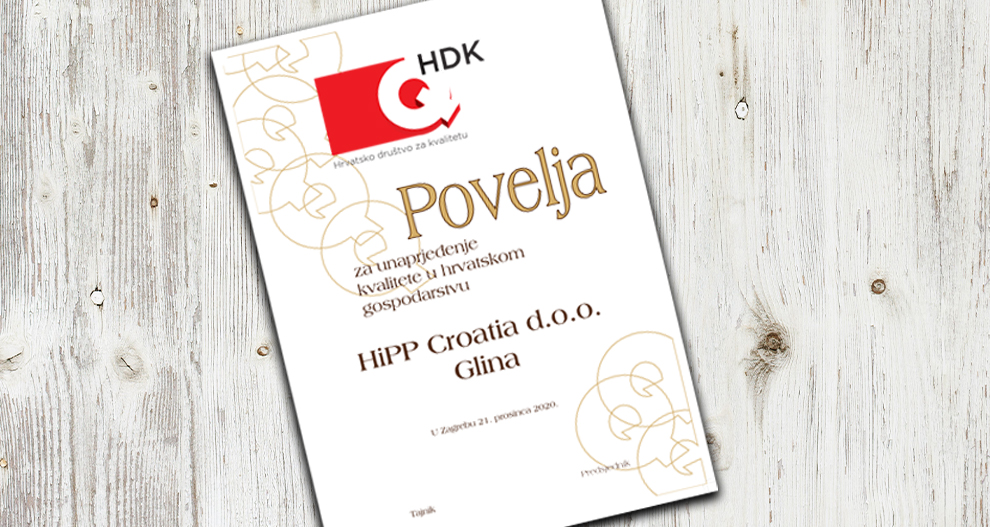 Bijeli certifikat s crvenim logotipom, tekstom na stranom jeziku i imenom otisnutim na dnu.
