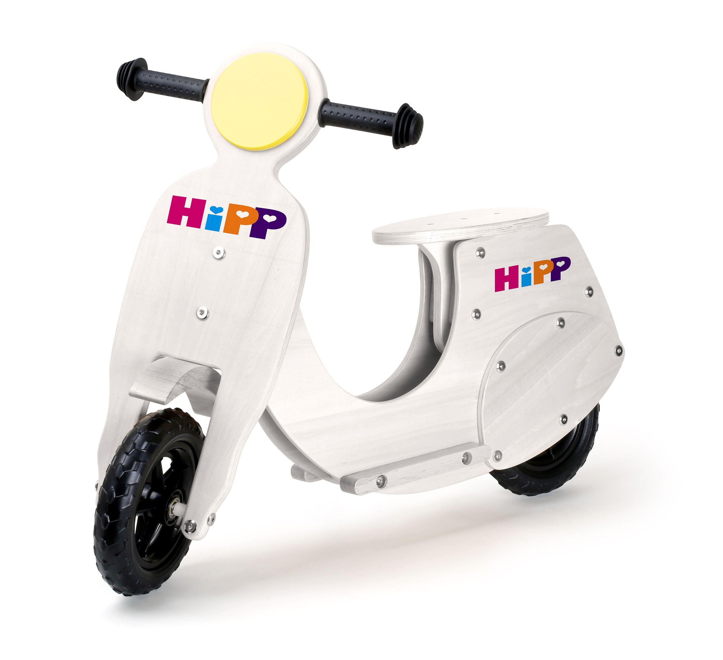 Bijeli drveni romobil s natpisom "HiPP" u šarenim slovima.